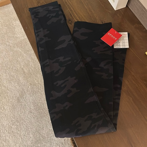 Seamless Shaping Leggings NWT Black Camo - Picture 2 of 5